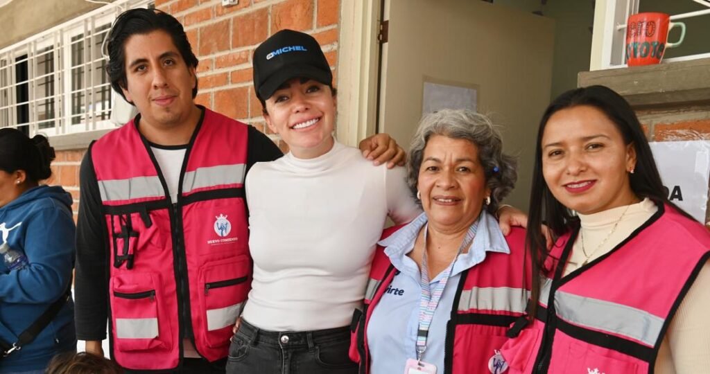 Michel Reyes Lucio inicia la entrega de la Tarjeta Rosa en Dolores Hidalgo Michel Reyes Lucio fue la encargada de comenzar la entrega de la Tarjeta Rosa en el CEDECOM de la colonia Lindavista.