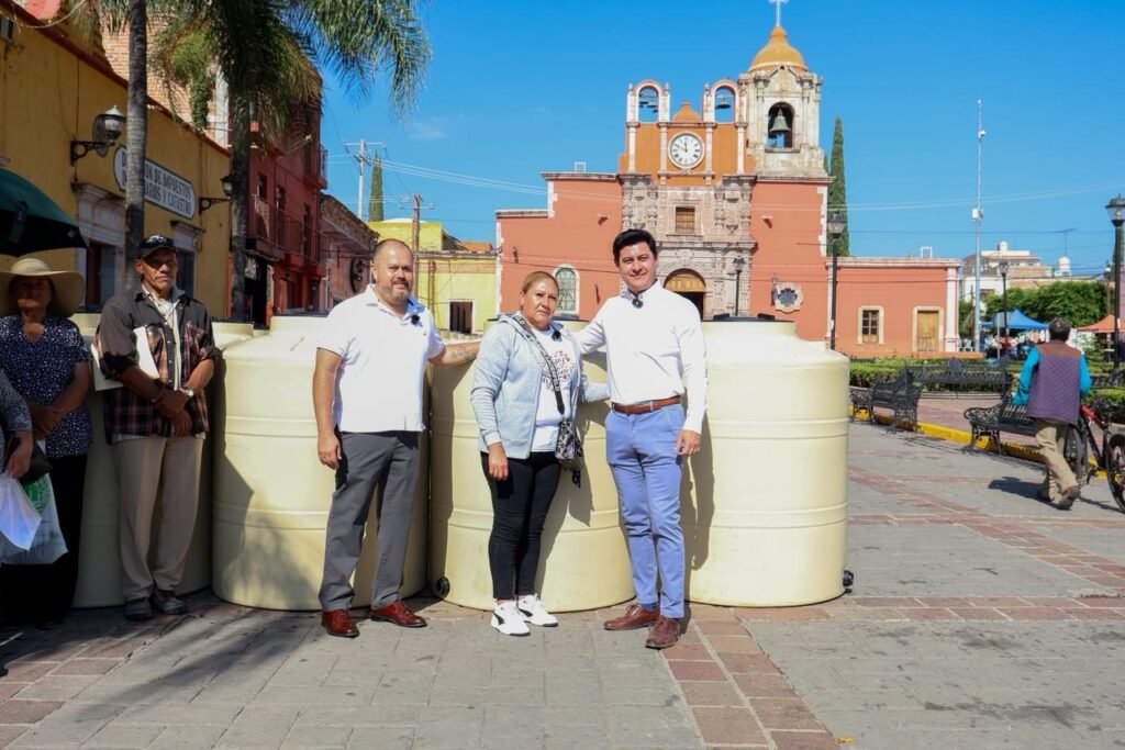 Adolfo Alfaro entrega apoyos a decenas de familias en Manuel Doblado Adolfo Alfaro destacó que estos artículos servirán para mejorar la calidad de vida de las y los ciudadanos que fueron beneficiados con este apoyo.