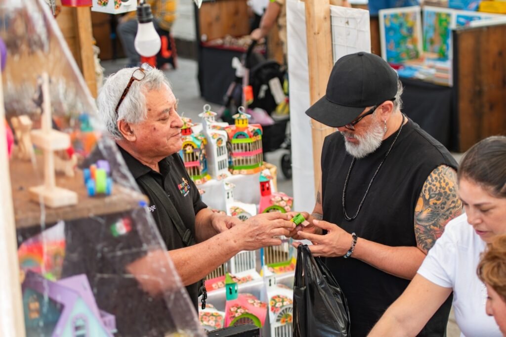 Mauricio Trejo apoya a los artesanos en San Miguel de Allende en la Feria Artesanal Autoridades de San Miguel de Allende reconocieron la gran participación y aceptación de la primera Feria Artesanal.