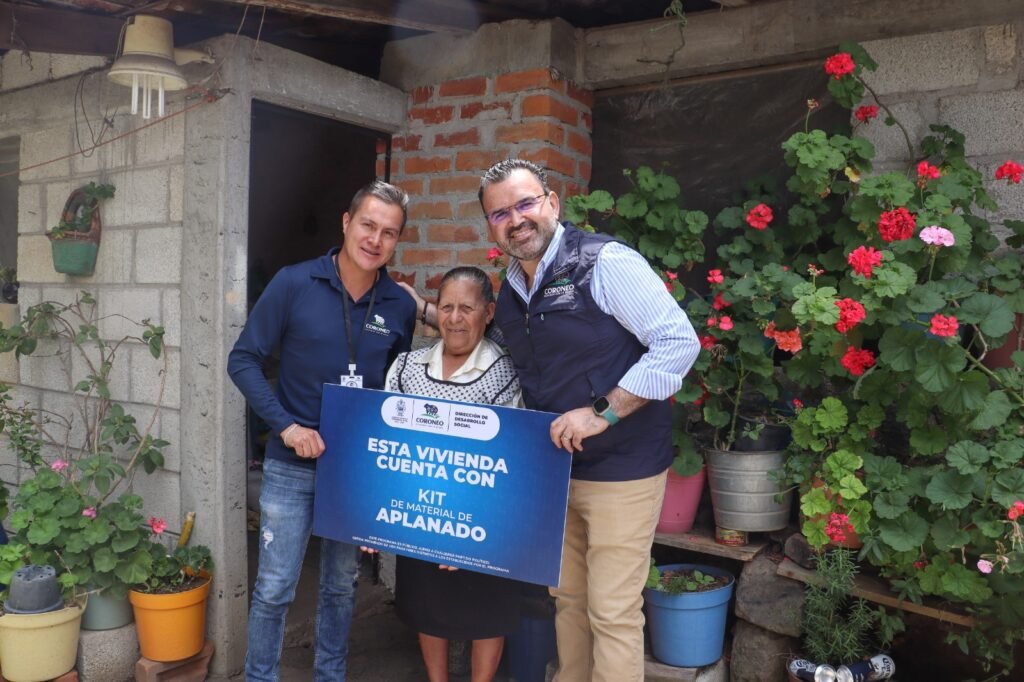 Luis Fernando Velázquez Esquivel supervisa avances de programas en Coroneo Luis Fernando Velázquez Esquivel visitó a algunos beneficiados del programa Mejoramiento de Vivienda en Coroneo.