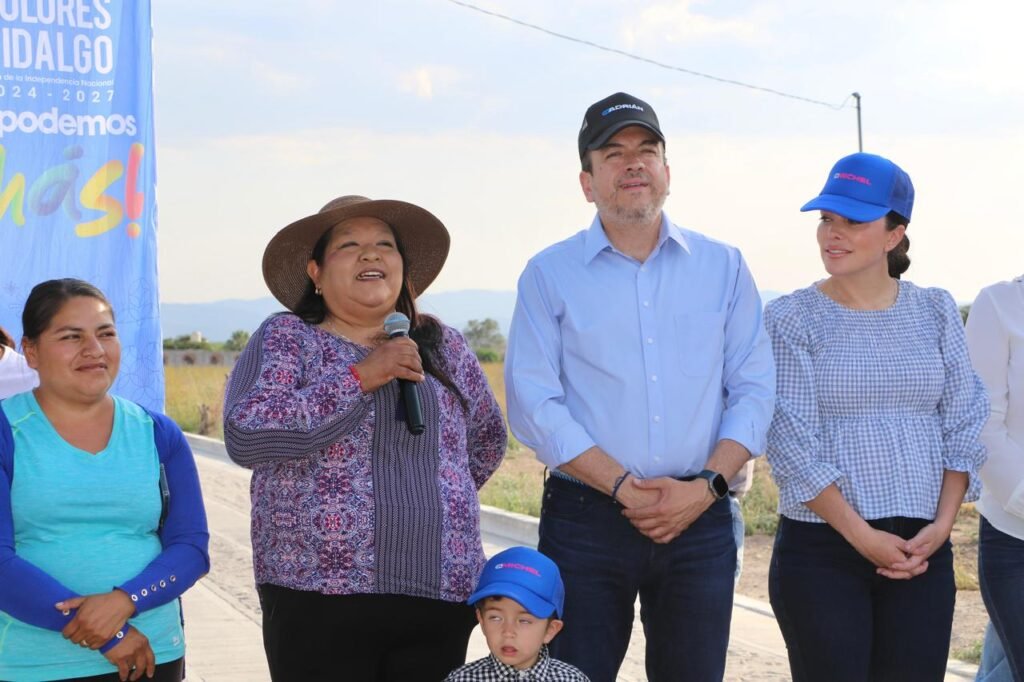 Adrián Hernández Alejandri y Michel Reyes Lucio inauguraron la pavimentación del camino en la comunidad Rancho de Guadalupe.
