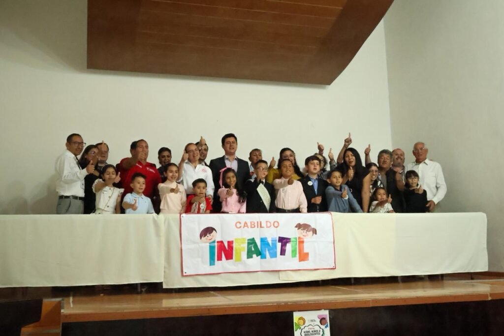 Adolfo Alfaro en conjunto del Ayuntamiento, y Funcionarios Públicos charlan con integrantes del Cabildo Infantil en Manuel Doblado.