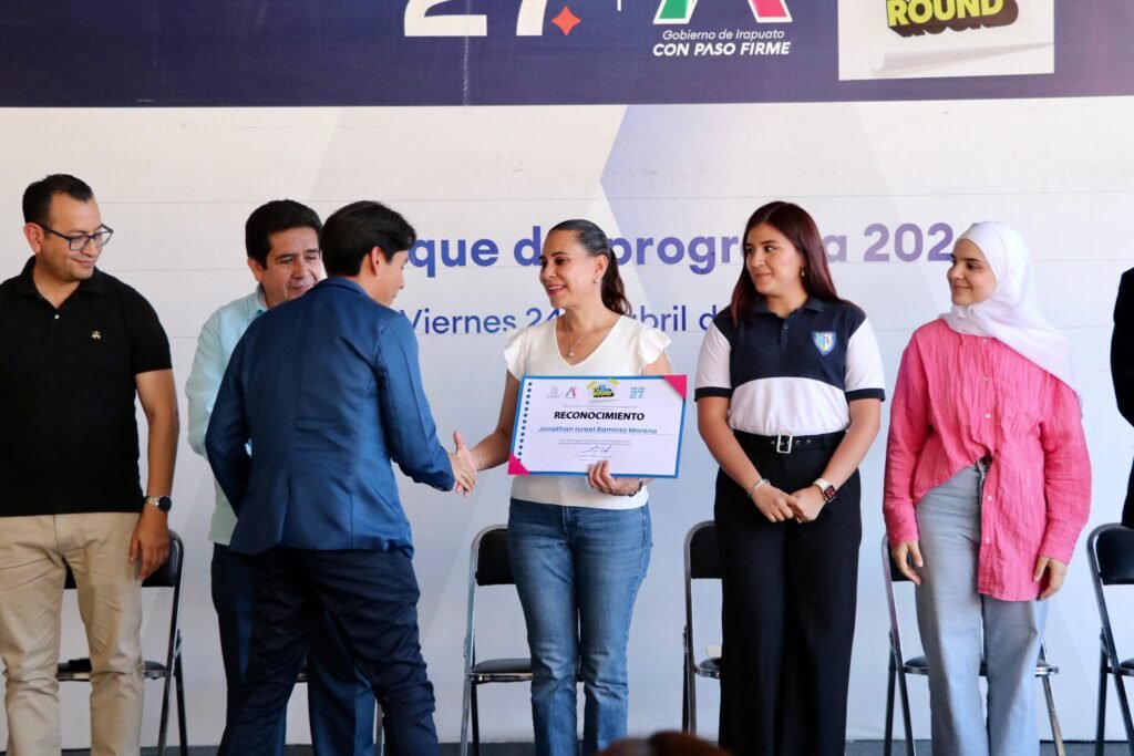 Lorena Alfaro reiteró su compromiso de seguir impulsando la educación en Irapuato e hizo entrega de reconocimientos.