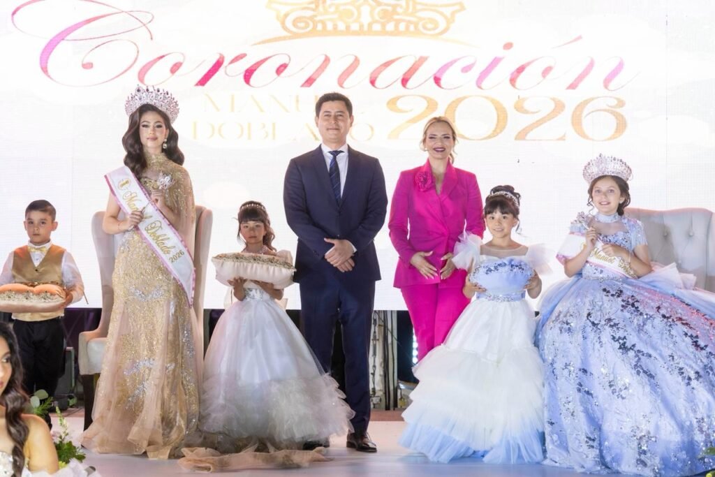 Adolfo Alfaro y la Presidenta del Patronato del Sistema DIF Manuel Doblado, Lic. Marisol Ramírez Vargas fueron quienes entregaron la corona.