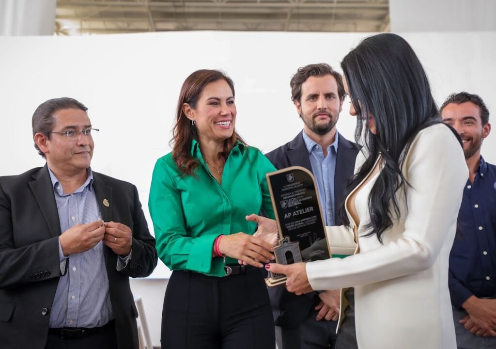 Ale Gutiérrez reconoce a empresas leonesas que ayudan al desarrollo de la ciudad Ale Gutiérrez galardonó a empresas locales por demostrar que el trabajo entre ciudadanía y municipio impulsa el desarrollo de León.