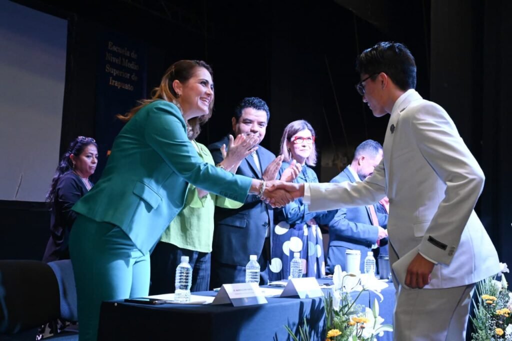 Valeria Alfaro García destacó la importancia de la Preparatoria Oficial de seguir formando estudiantes y jóvenes de calidad.