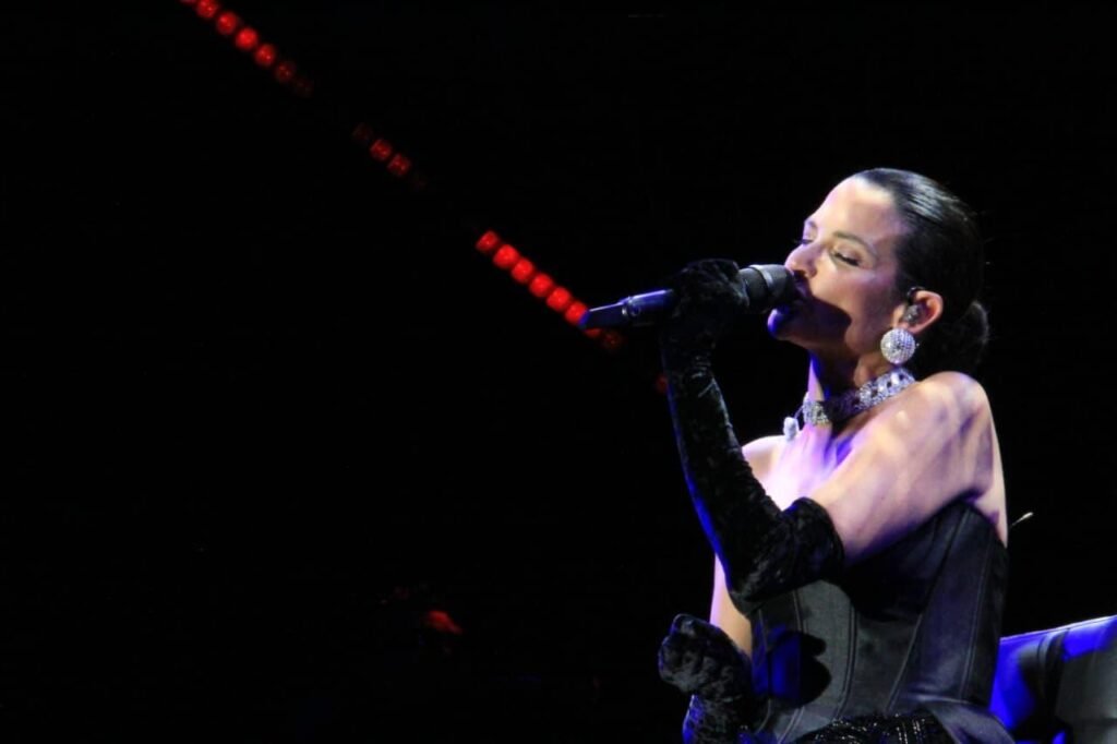 En el concierto, Lorena Alfaro García acompañó a las familias irapuatenses en una noche inolvidable