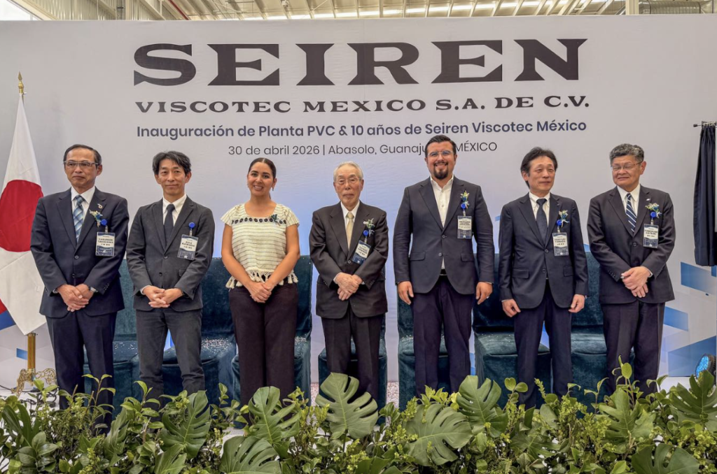 Yozajamby Molina y directivos de la empresa Seiren Viscotec México inauguraron la nueva Planta de PVC.
