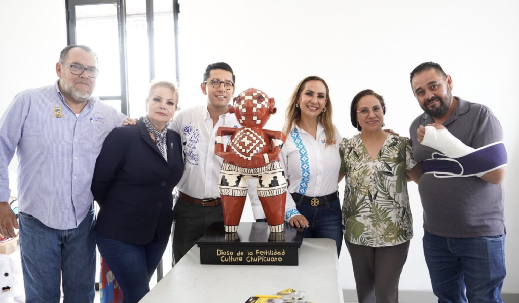 Lupita Robles León hizo entrega de reconocimientos a las y los participantes de los talleres para emprendedores turísticos comunitarios.