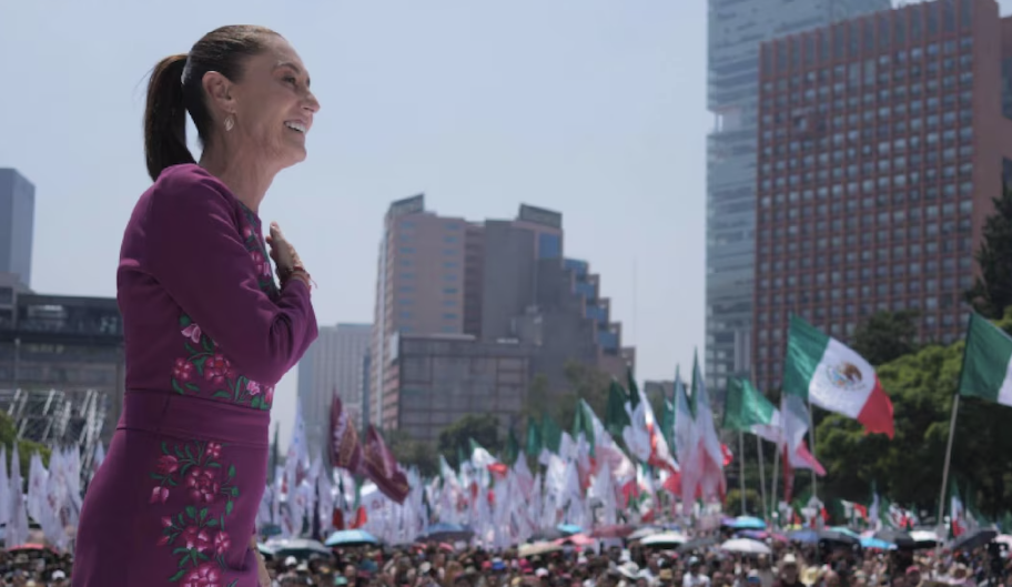 En su informe, Sheinbaum defiende precio de la gasolina y culpa de la violencia al Gobierno de Calderón Claudia Sheinbaum encabezó la ceremonia Honestidad, Resultados, Amor al Pueblo y a la Patria Rendición de Cuentas a dos años del Triunfo. Afirma que gasolina está a buen precio.