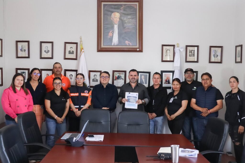 Se reúnen autoridades de Coroneo sobre medidas de prevención en tiempo de lluvias Luis Fernando Velázquez Esquivel e integrantes de Protección Civil invitan a la ciudadanía a conocer las medidas preventivas.