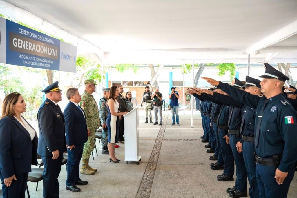 Refuerzan con entrega y cercanía a la corporación policial de León Ale Gutiérrez tomó protesta a la Generación 66 de Policía de Proximidad, integrada por 14 mujeres y 16 hombres