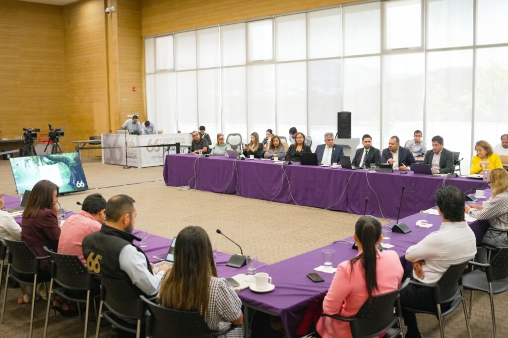 Realizan mesa de trabajo para analizar la iniciativa presentada por el PAN y PRD que busca crear la Ley para la Regularización de Asentamientos Humanos.