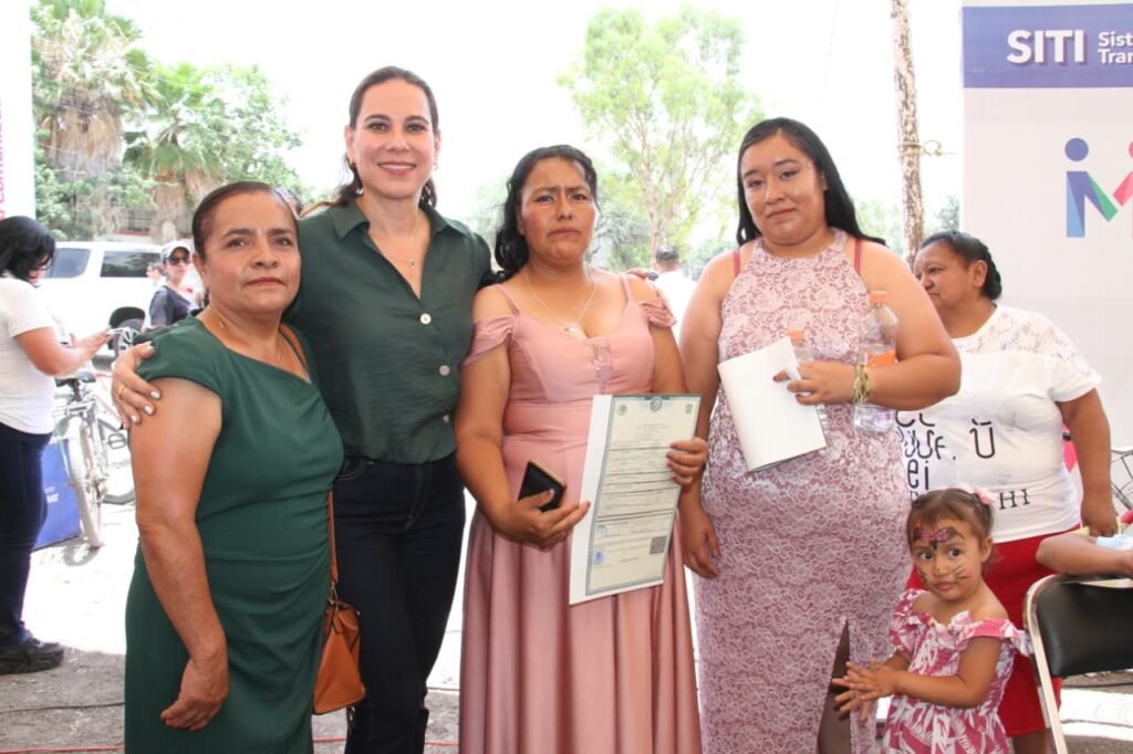 En Irapuato, están más cerca de la gente y brindan más servicios Lorena Alfaro atendió a cada uno de los ciudadanos que se externó sus inquietudes, así como se brindaron servicios en esta zona de Irapuato.