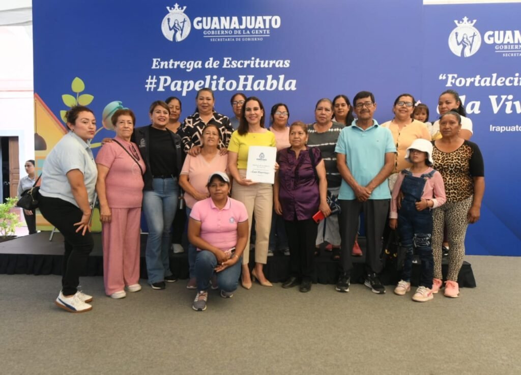 Gobierno de la Gente y Autoridades de Irapuato entregan escrituras Lorena Alfaro destacó que se suman 72 apoyos de subsidio habitacional en lo que va del año con una inversión superior a los 6.6 millones de pesos.