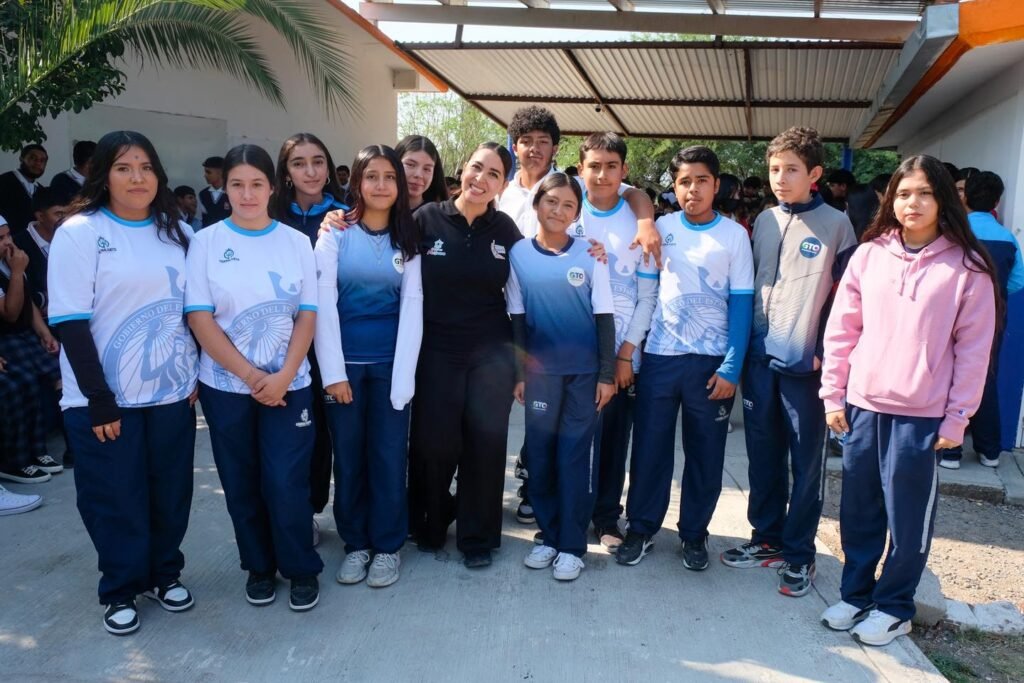 Yozajamby Molina escucha de cerca a los estudiantes de Pénjamo Yozajamby Molina escuchó a los estudiantes, maestros y padres de familia que se preocupan por la educación en Pénjamo.