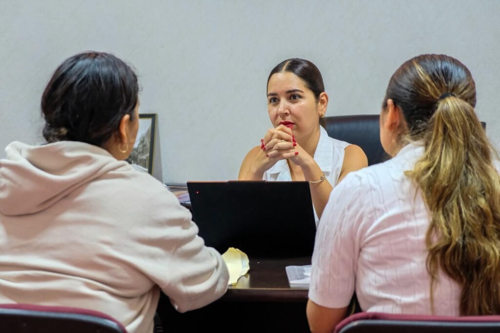 Yozajamby Molina atendió a varias personas de Pénjamo, donde escuchó sus inquietudes.