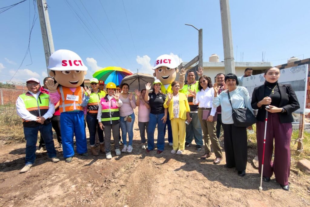 Yozajamby Molina recorrió la colonia con la Directora del Centro SICT Guanajuato, Irma Leticia González para supervisar las obras.
