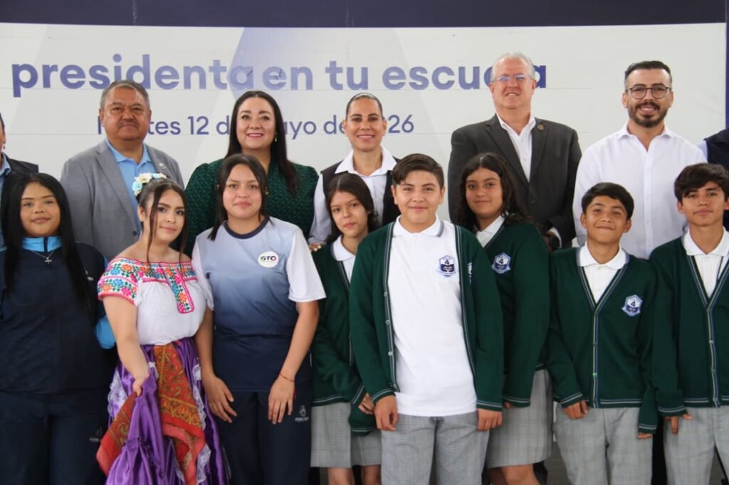 Lorena Alfaro se acercó a los estudiantes de secundaria para escuchar sus inquietudes y refrendar su compromiso de apoyar la educación en Irapuato.