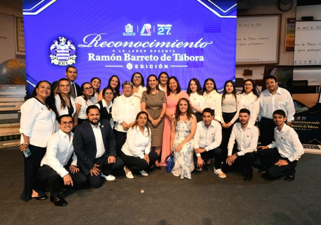 Lorena Alfaro reconoce a docentes destacados por sus buenas prácticas educativas en Irapuato.