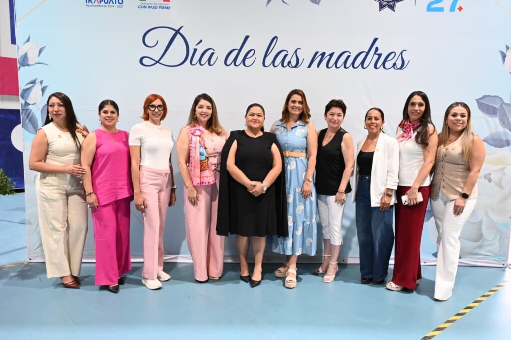 Valeria Alfaro García hizo entrega de reconocimiento a las mamás, que destacan por su entrega, valor y trabajo en la corporación.