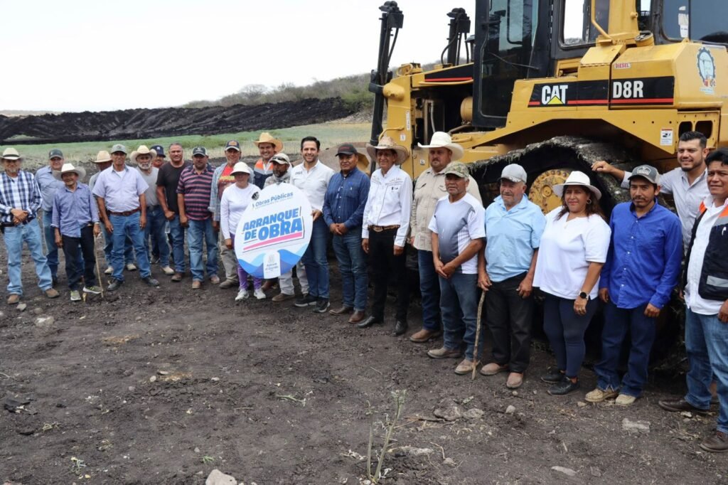 José Luis “Chelis” Oliveros encabezó el arranque de obras de bordería en la comunidad de El Peñón, para impulsar el campo y a los habitantes de la zona.