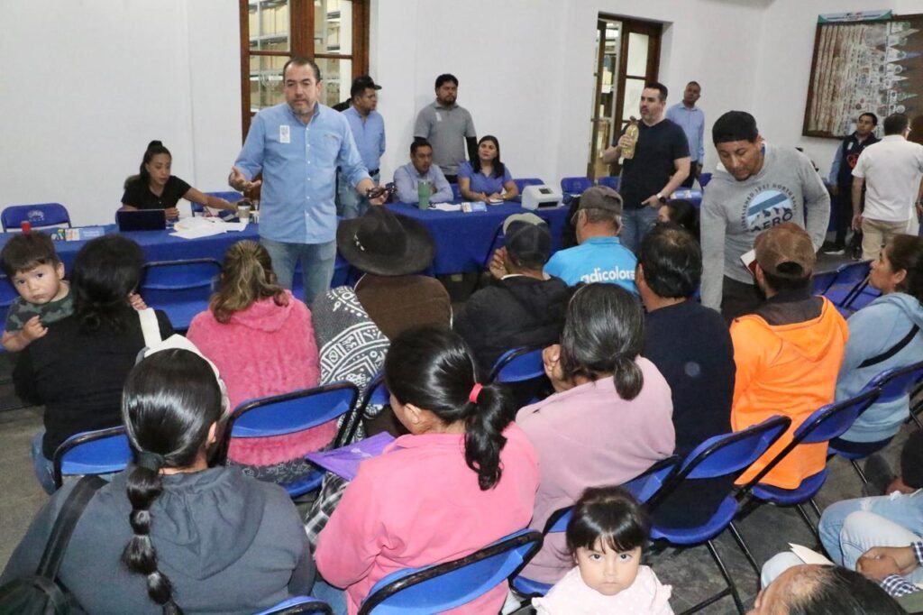 Adrián Hernández Alejandri, acompañado de su esposa Michel Reyes Lucio, escucharon y atendieron a los ciudadanos de Dolores Hidalgo.