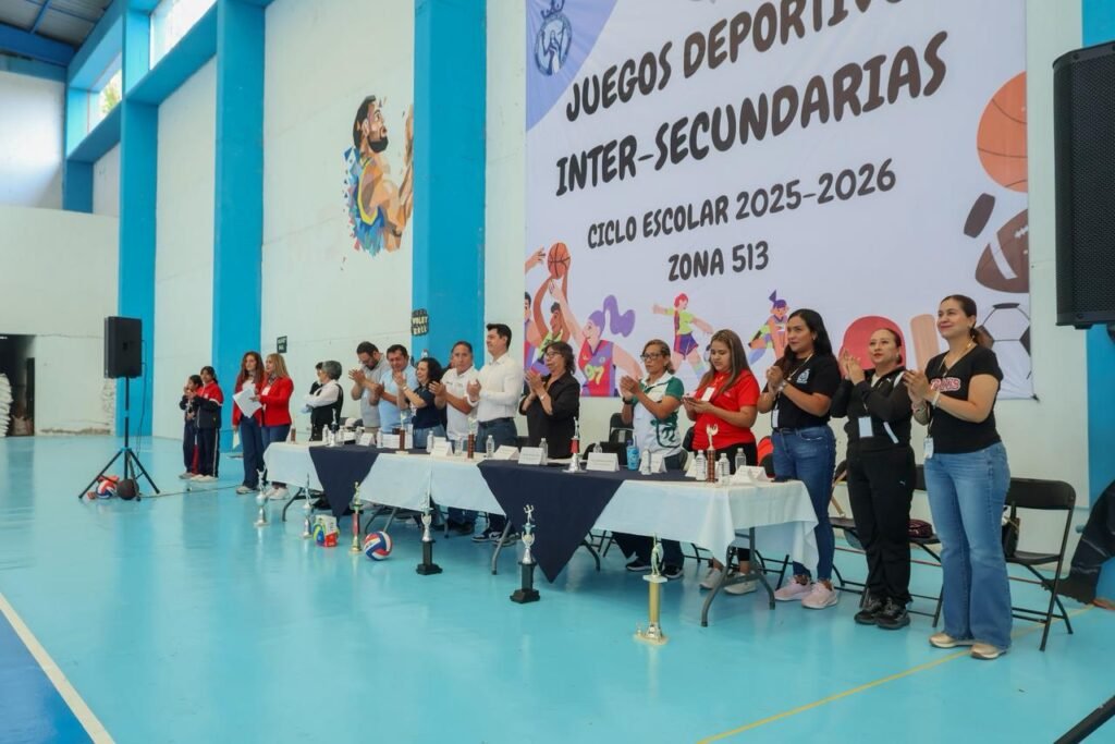 Adolfo Alfaro Reyes dio la bienvenida a cientos de alumnos que formaron parte de este encuentro deportivo.