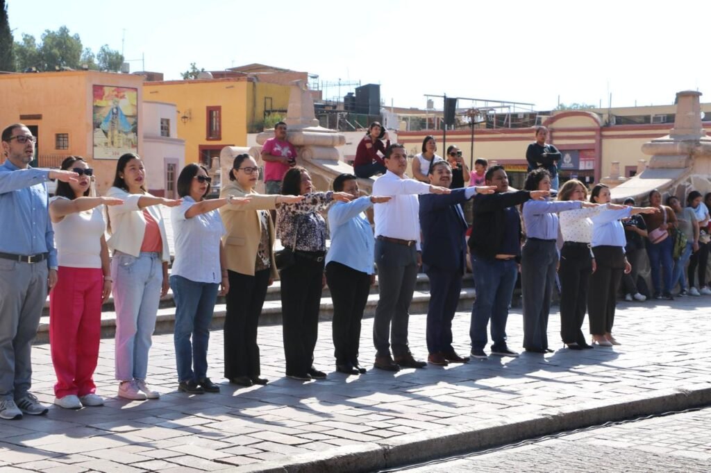 Autoridades de Dolores Hidalgo, estuvieron acompañadas por alumnos y personal de diferentes dependencias.