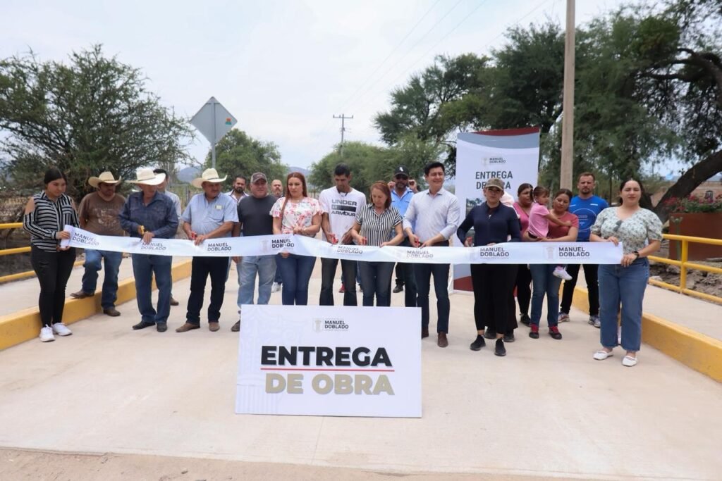 Adolfo Alfaro continúa la entrega de obras en Manuel Doblado con puentes alcantarillas y pavimentaciones.