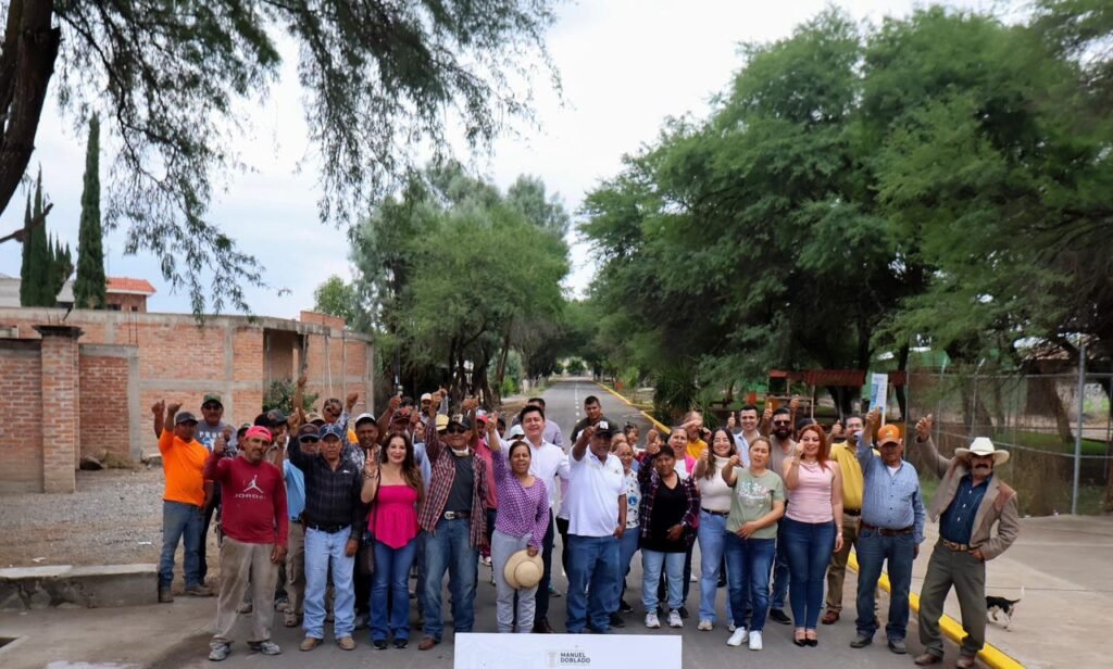 Adolfo Alfaro entregó obra en Calzada de la Merced, donde ante los ciudadanos, reiteró su compromiso de impulsar el desarrollo de Manuel Doblado.