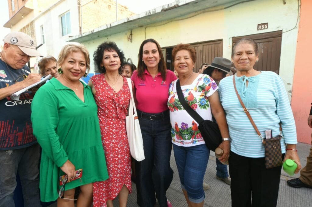 Lorena Alfaro se acerca a la ciudadanía de Los Rodríguez en Irapuato Lorena Alfaro escuchó las necesidades de la gente de la colonia Los Rodríguez, donde también Valeria Alfaro, titular del DIF Municipal, acercó servicios a la ciudadanía.