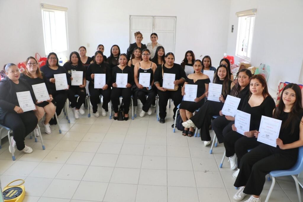 Leslye Anette Villegas Galván, directora del DIF Municipal, y Ma. Guadalupe Jaime Rodríguez, instructora del taller reconocieron a las participantes.