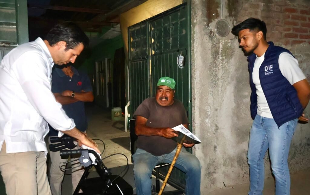 ‘Chelis’ Oliveros escucha de cerca a la ciudadanía con ‘Alcalde en tu Calle’ 'Chelis' Oliveros estuvo acompañado por directores y personal de distintas dependencias municipales de Apaseo el Grande
