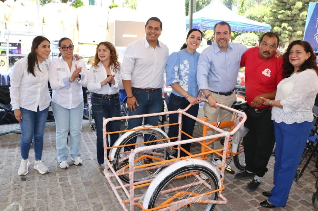 Adrián Hernández Alejandri y Michel Reyes Lucio entregaron apoyos a la ciudadanía de Dolores Hidalgo.