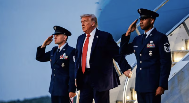 ¡Ya son 80 años! Donald Trump cumple años entre sobre dudas sobre su salud Donald Trump cumple 80 años y las dudas sobre su estado de salud mental crecer. La Casa Blanca lo descarta.