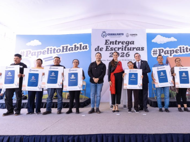 Libia Dennise da certeza a decenas de familias, entrega 133 escrituras a romitenses Libia Dennise visitó Romita, donde hizo entrega de escrituras, además de ser parte de la Primera Muestra de Arte y Cultura de los Bachilleratos Integrales de Guanajuato.