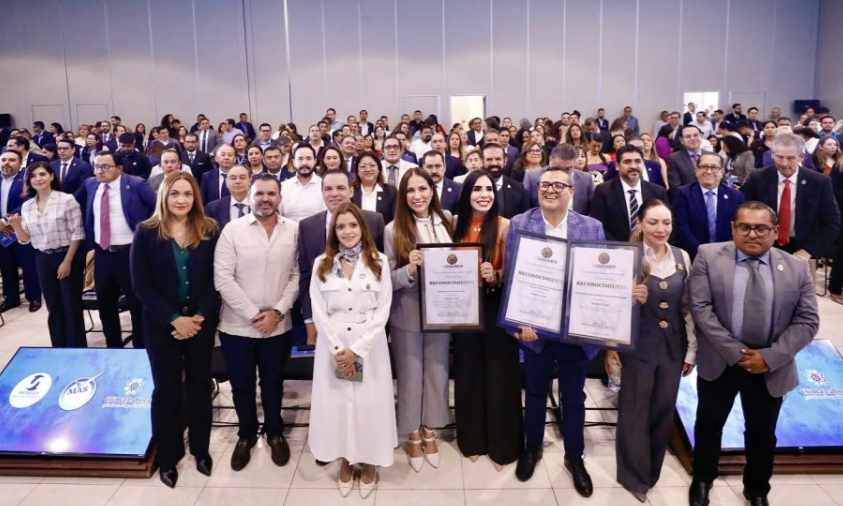 Libia Dennise reconoce a servidores públicos de Guanajuato Libia Dennise en la entrega de reconocimientos, destacó la importancia del trabajo de los servidores públicos para apoyar a la ciudadanía.