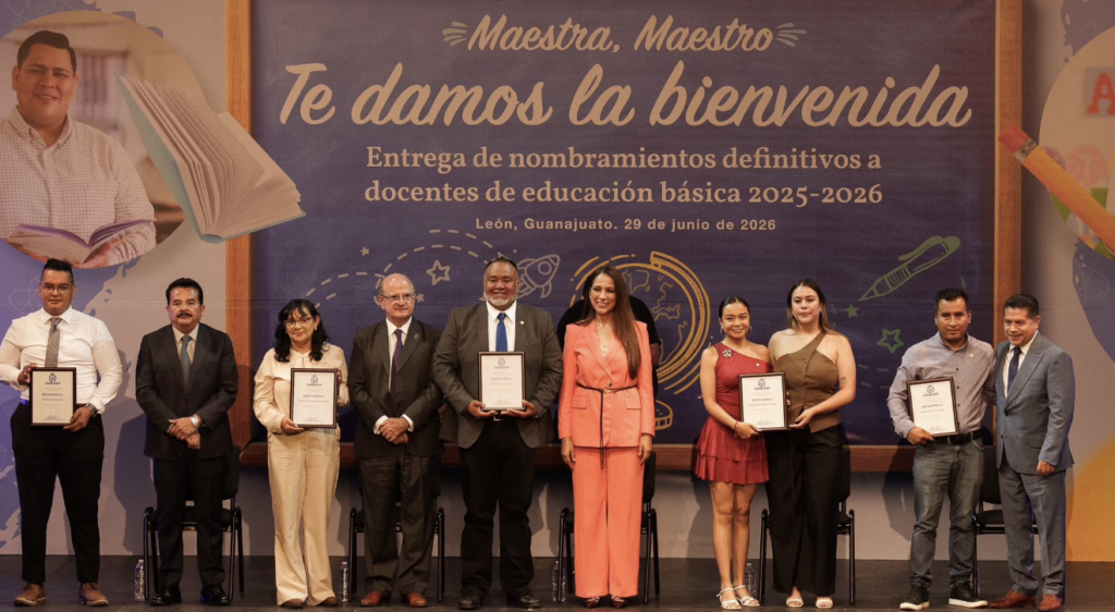 Libia Dennise reconoció a las maestras y los maestros , ahí, los invitó a trabajar por un mejor Guanajuato.