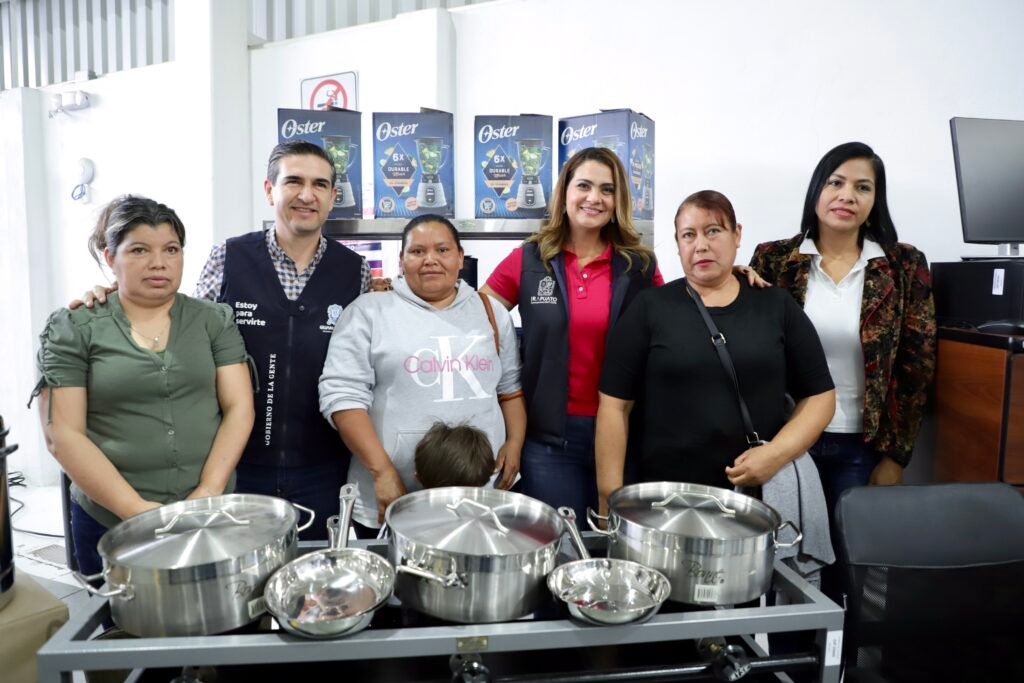 DIF Estatal invierte 367 mil pesos en comedores comunitarios en Irapuato José Alfonso Borja Pimentel y la Presidenta del DIF Municipal de Irapuato, Valeria Alfaro García presentes en este evento.