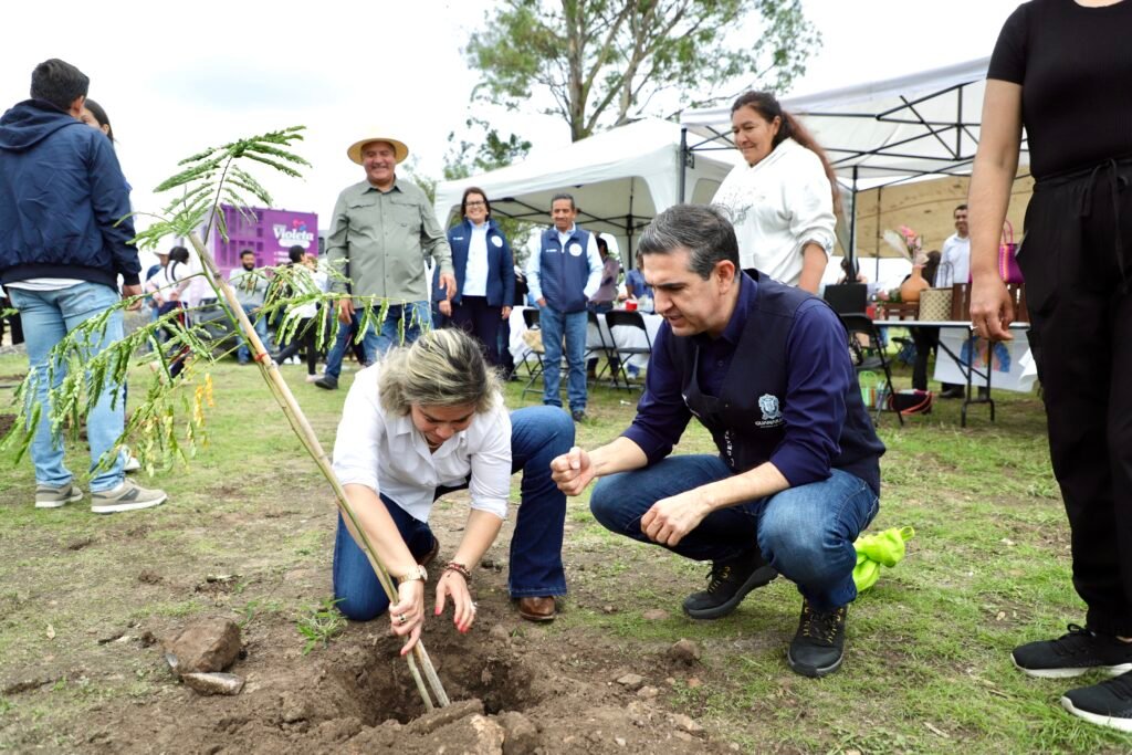 DIF Estatal impulsa proyectos en comunidades de Apaseo el Alto José Alfonso Borja Pimentel destacó que estas actividades tienen el propósito de generar entretenimiento sano, físico y común con la gente que vive en la comunidad.