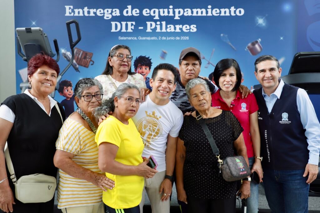 Juan Carlos Montesinos Carranza, José Alfonso Borja Pimentel y Rosario Corona Amador, presentes en la entrega de este centro.