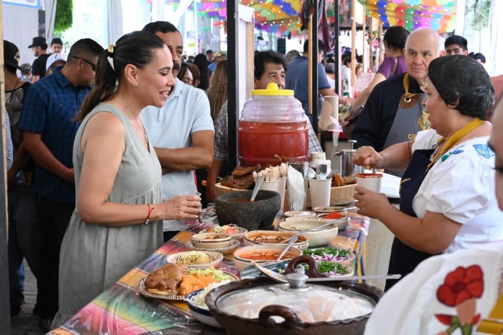 Autoridades de Irapuato cierran con broche de oro ‘Encuentro de Cocina’ Lorena Alfaro, en compañía de funcionarios y organizadores disfrutaron de este Encuentro de Cocina Tradicional “¡Guanajuato Sí Sabe 2026!”.