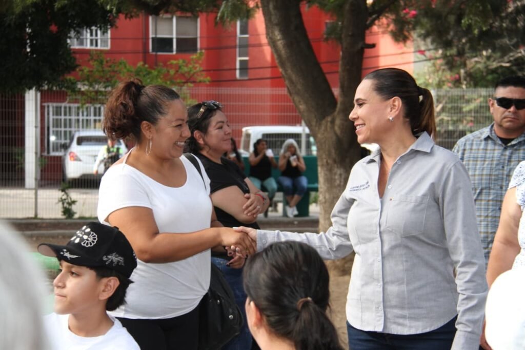 Lorena Alfaro se acerca y atiende a vecinos de la colonia Floresta en Irapuato Lorena Alfaro escuchó las necesidades de los irapuatenses durante esta gira de trabajo, donde brindaron servicios.
