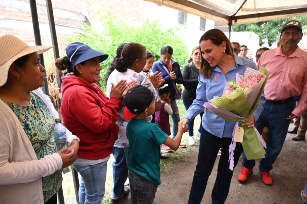 ¡Benefician a miles de familias! Llevan agua potable a la Soledad en Irapuato Lorena Alfaro destacó en su visita que la inversión es superior a 300 mil pesos en la calle Herrería. #politik #Noticias #Guanajuato