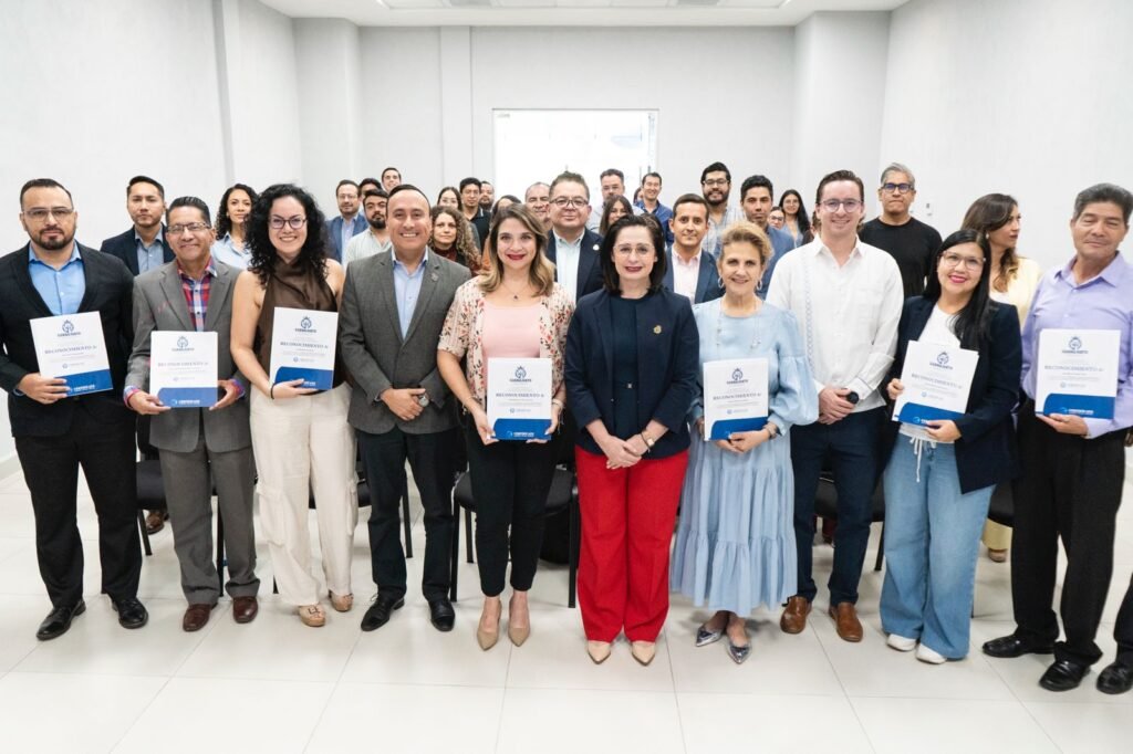 Secretaría de Economía y COFOCE hacen equipo para fortalecer el comercio exterior Cristina Villaseñor destacó que la COFOCE y la Secretaría de Economía de Guanajuato colaboran en el desarrollo, implementación y evaluación para la certificación en Auxiliar en Comercio Exterior.