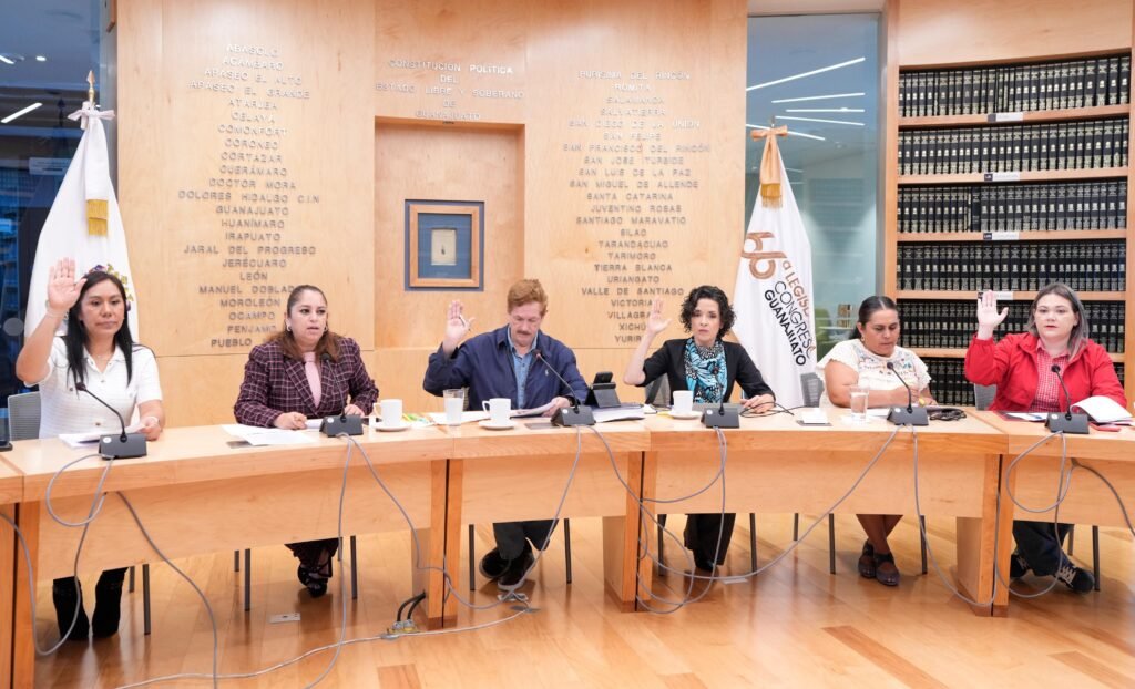 Impulsan acciones para proteger la unidad familiar de las personas migrantes La Comisión de Gobernación y Puntos Constitucionales realizó una mesa de trabajo, donde se abordaron temas de los migrantes y jubilados.