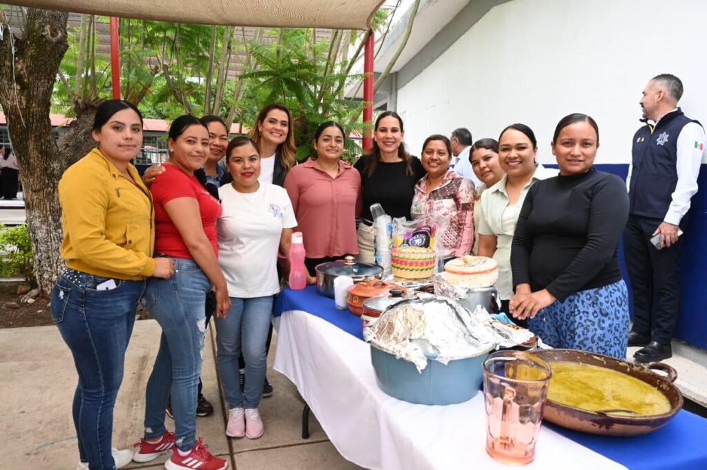 Lorena Alfaro destaca apoyos para impulsar la educación en Providencia de Pérez Lorena Alfaro anunció que el Gobierno de Irapuato apoyará a la escuela en varios proyecto a beneficio de los estudiantes.