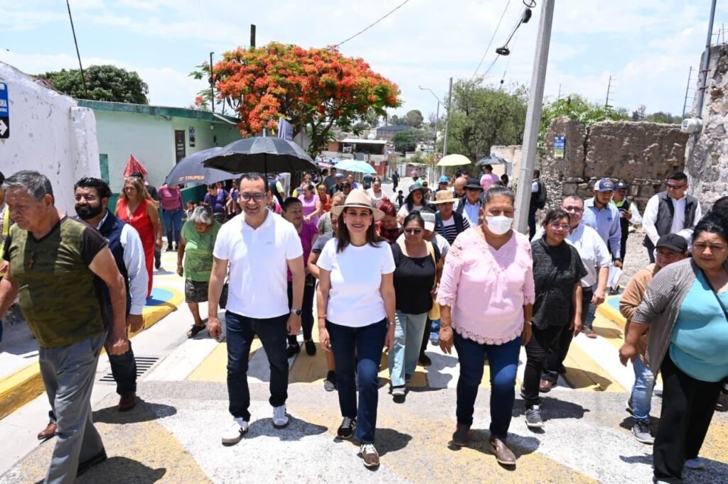 Lorena Alfaro destaca apoyo en obras en comunidades de Irapuato En la comunidad Lo de Juárez, Lorena alfaro hizo entrega de una pavimentación y la rehabilitación de la red de agua potable.