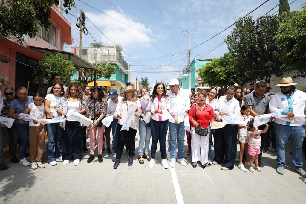 Ale Gutiérrez entregó la pavimentación de tres calles en la colonia Piletas IV, con obras que benefician a 68 familias que viven alrededor de estas calles.